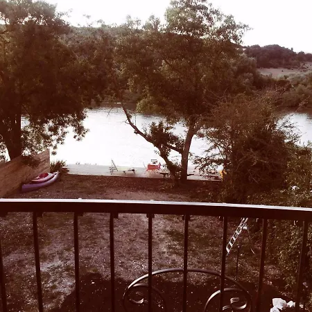 Magnificent House By The River - 4 Bedroom, Garden, River View, Boat, Canoes Nyaraló