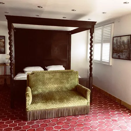 Magnificent House By The River - 4 Bedroom, Garden, River View, Boat, Canoes Nyaraló
