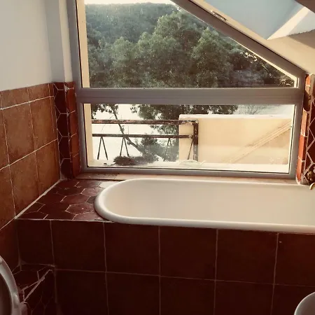 Magnificent House By The River - 4 Bedroom, Garden, River View, Boat, Canoes *